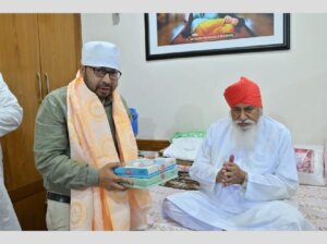 ਐਨ ਆਰ ਆਈ ਮੰਤਰੀ ਡਾ. ਰਵਜੋਤ ਸਿੰਘ ਡੇਰਾ ਸੱਚਖੰਡ ਬੱਲਾਂ ਵਿਖੇ ਨਤਮਸਤਕ, ਸੰਤ ਮਹਾਪੁਰਸ਼ਾਂ ਨੂੰ ਦਿਲੋਂ ਵਧਾਈ ਦਿੱਤੀ